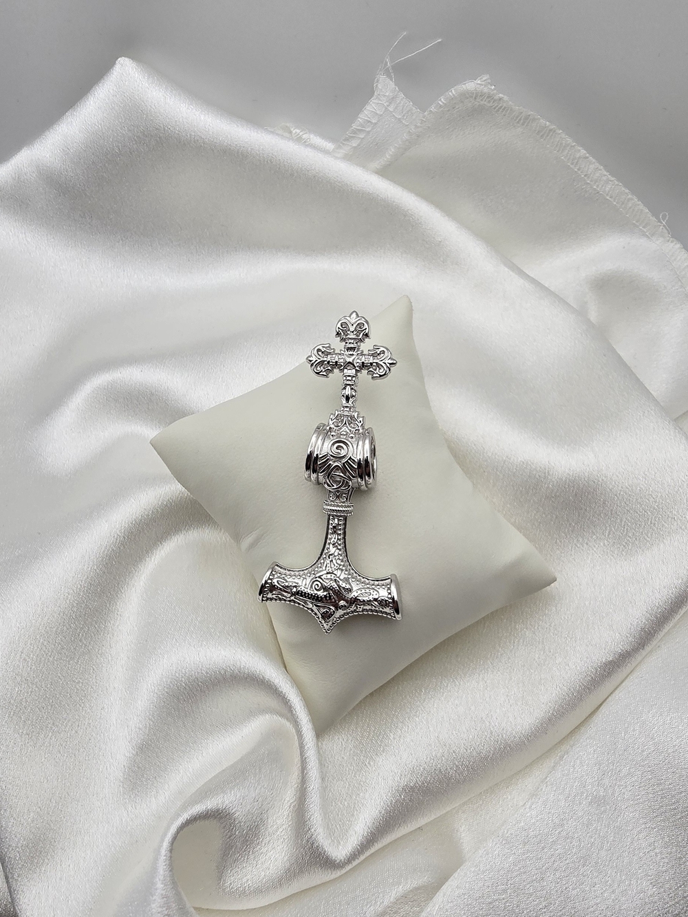 Neve Jewelry Designed Sterling Silver 925 Moissanite  Hammer Of Light Pendant